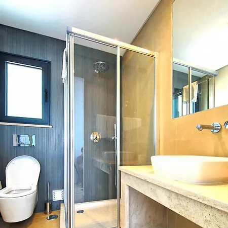 Amoreira Town House Sleeps 5 With Pool And Air Con