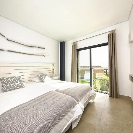 Amoreira Town House Sleeps 5 With Pool And Air Con