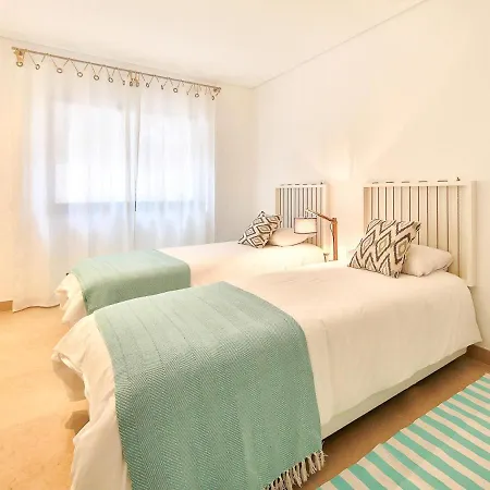 Amoreira Town House Sleeps 5 With Pool And Air Con Hébergement de vacances