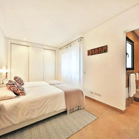 Hébergement de vacances Amoreira Town House Sleeps 5 With Pool And Air Con